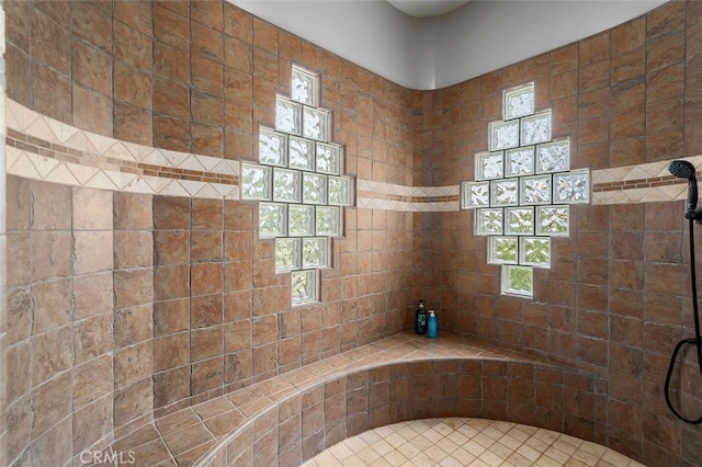 bathroom featuring a tile shower