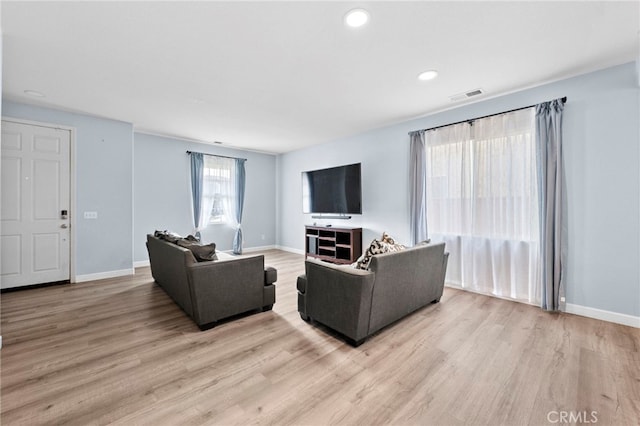 living area with light wood-style floors, baseboards, visible vents, and recessed lighting