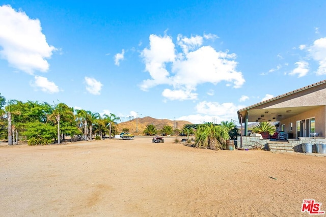 view of yard featuring a mountain view