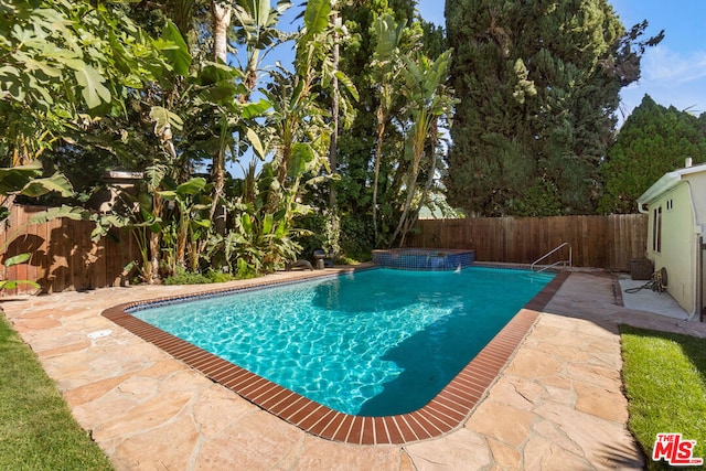 view of pool featuring an in ground hot tub and pool water feature