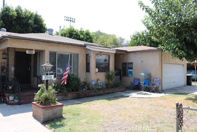 view of front of property featuring a front yard and a garage