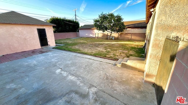 view of yard featuring a patio