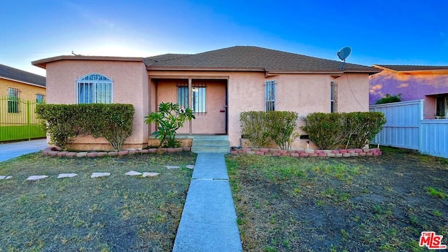 view of front of property featuring a front yard