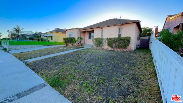 single story home with a front yard