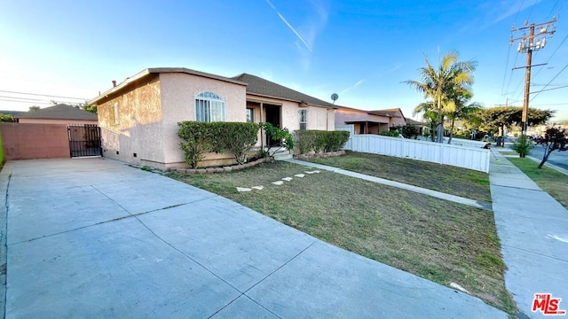 ranch-style home with a front yard