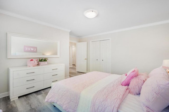 bedroom with crown molding, a closet, and light wood-type flooring