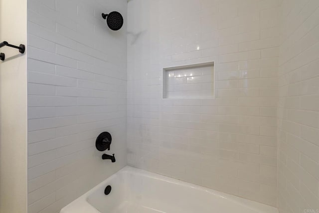 bathroom with tiled shower / bath combo