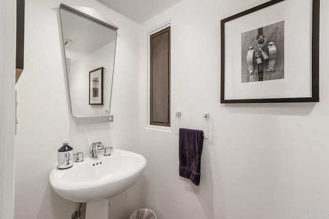 bathroom featuring sink