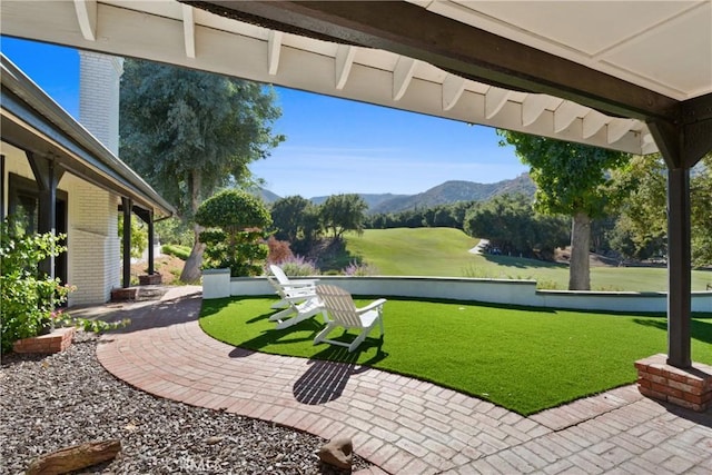 view of yard with a mountain view