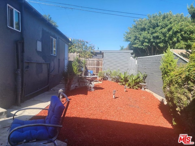 view of yard featuring a patio