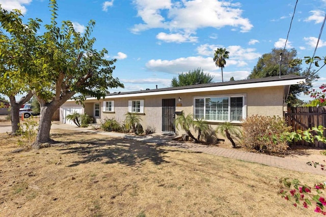 single story home with a front lawn