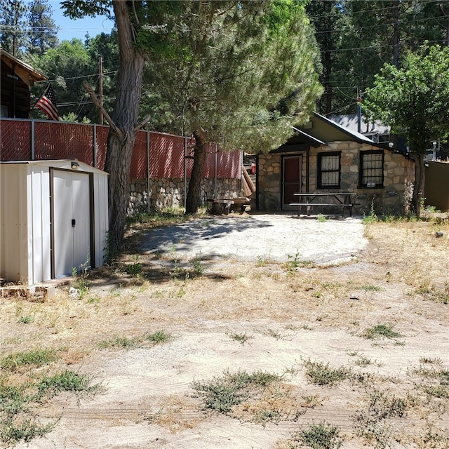 view of yard featuring a storage unit