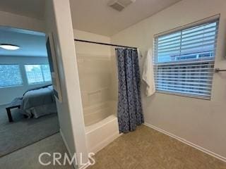 bathroom featuring a healthy amount of sunlight and shower / bath combo