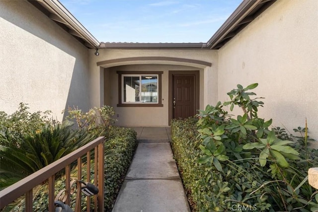 property entrance featuring a balcony