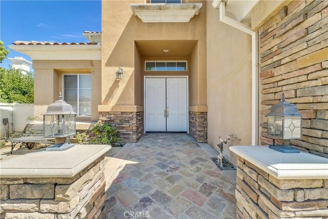 entrance to property featuring a patio area