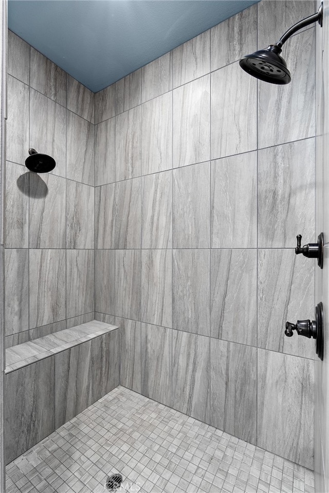 bathroom featuring a tile shower