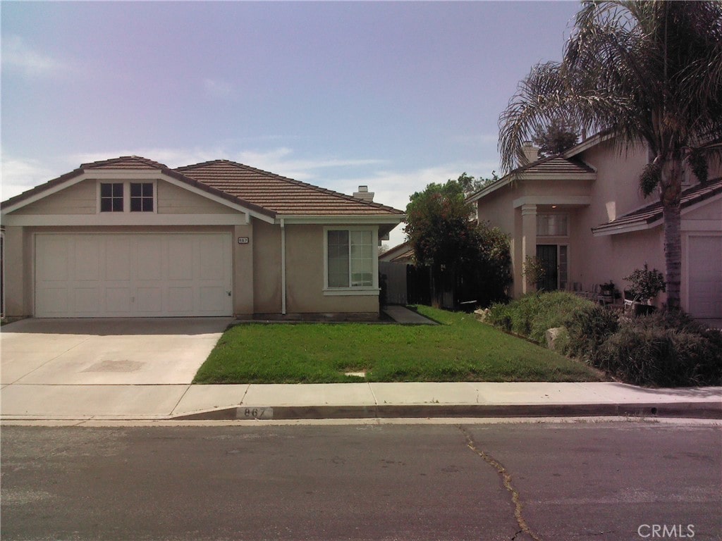 view of front facade featuring a front lawn and a garage