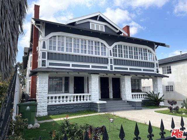 view of front of home featuring a front yard and a porch