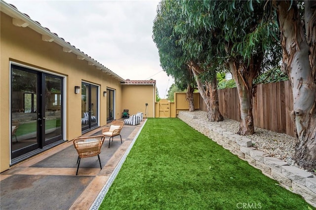 view of yard featuring a patio