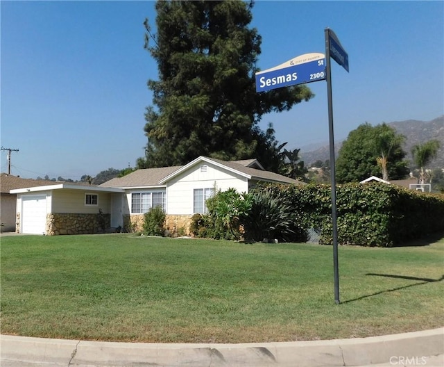 view of front of home featuring a front yard