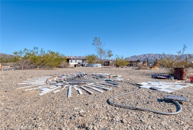 view of yard with a mountain view