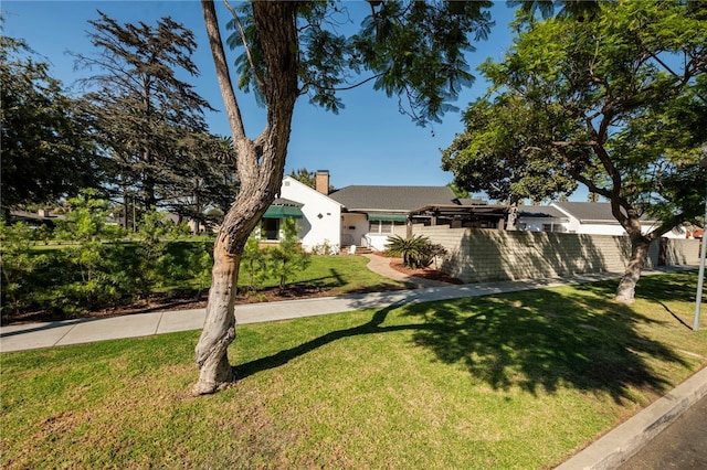 view of front of home featuring a front yard