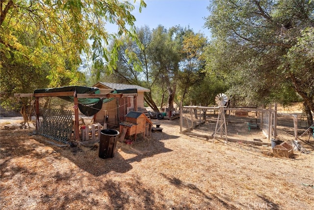 view of yard featuring an outbuilding