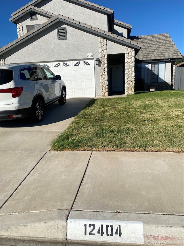 view of front of home featuring a front lawn and a garage