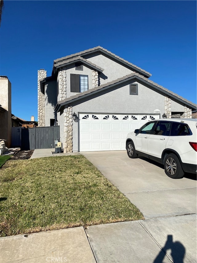 view of front of property featuring a front lawn