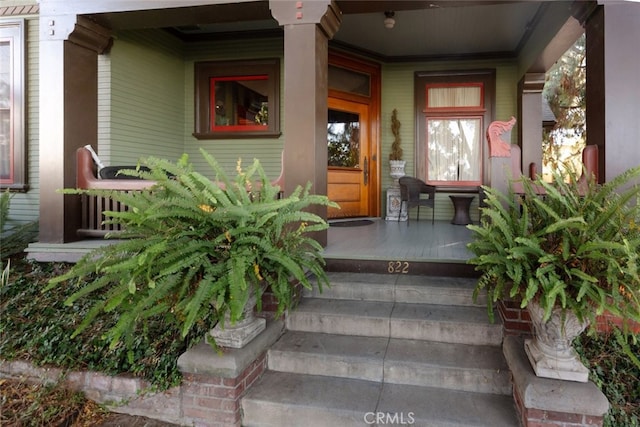 entrance to property featuring covered porch