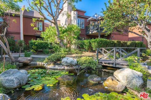 view of property's community featuring a small pond