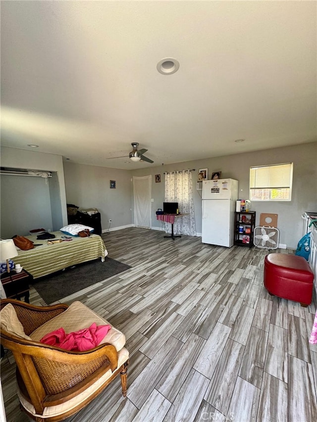 living room with hardwood / wood-style flooring and ceiling fan