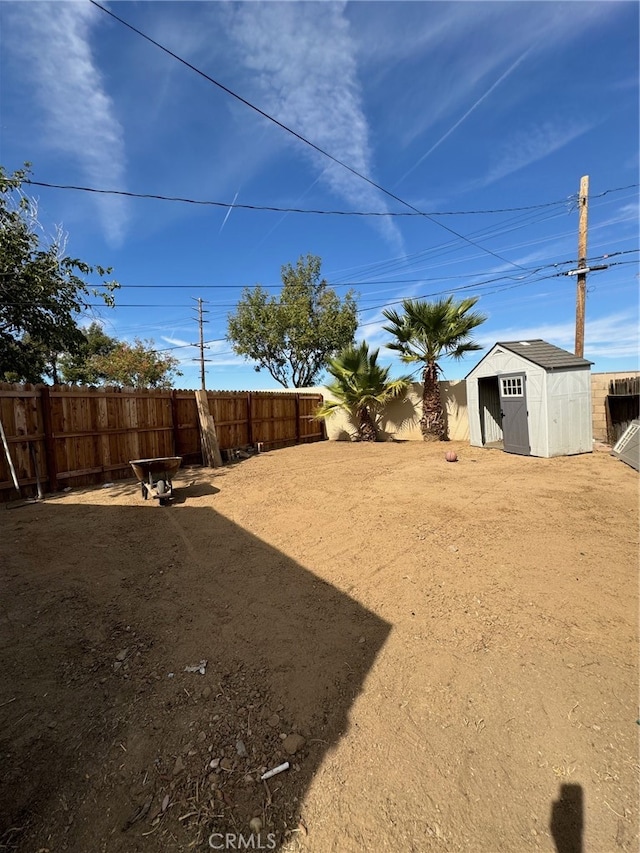 view of yard featuring a storage unit