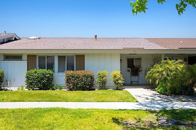 ranch-style house with a front yard