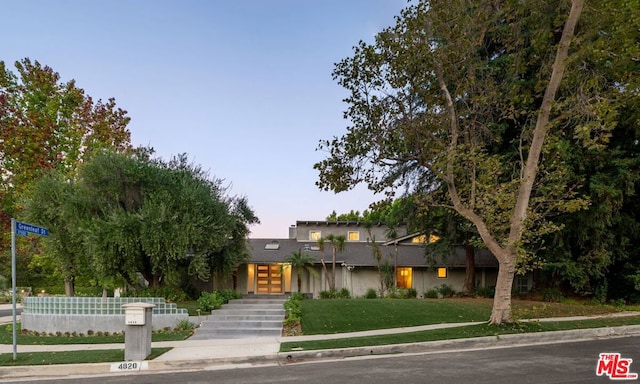 view of front facade with a front lawn