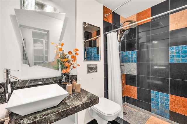 bathroom with curtained shower, toilet, and sink