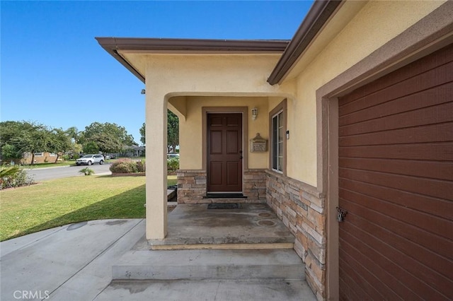 property entrance featuring a yard