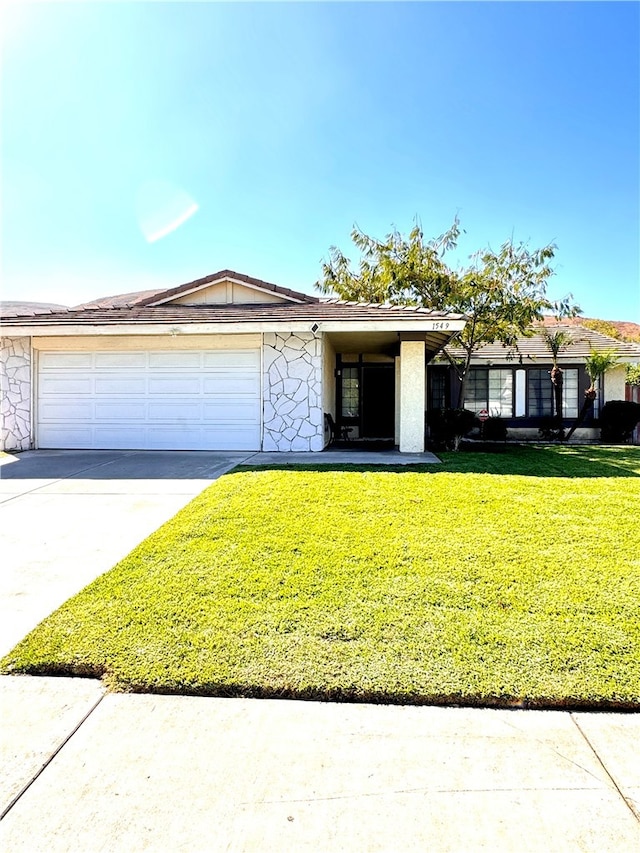 single story home featuring a front lawn and a garage