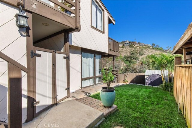 view of yard featuring a balcony