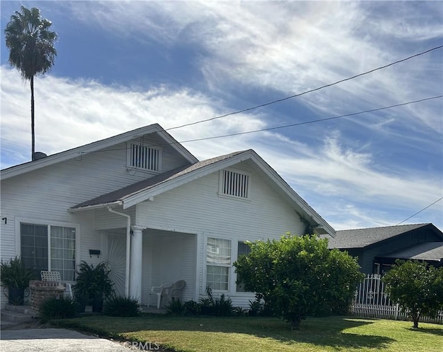 view of front facade featuring a front yard