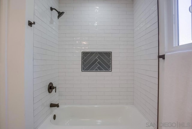 bathroom featuring tiled shower / bath combo