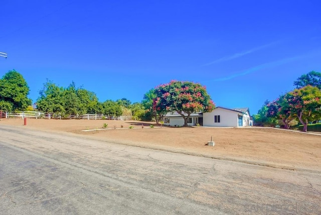 view of yard featuring a rural view