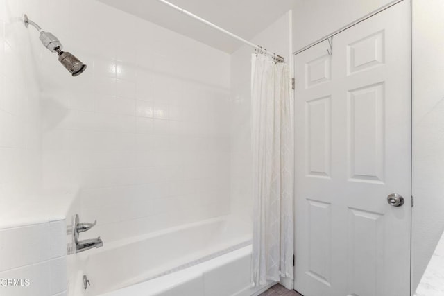 bathroom featuring shower / bath combo