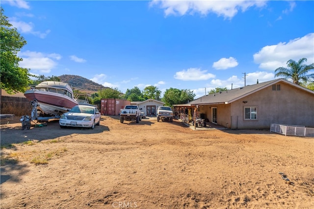 view of yard with a mountain view