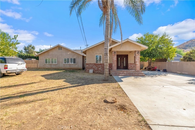 view of front of house featuring a front lawn