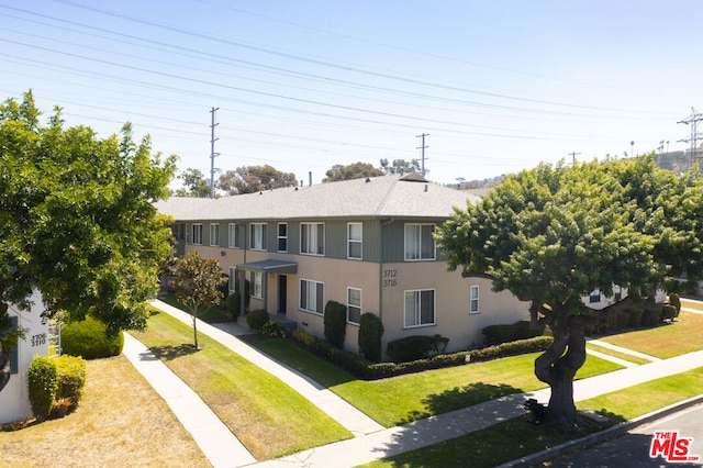 view of front of property with a front yard