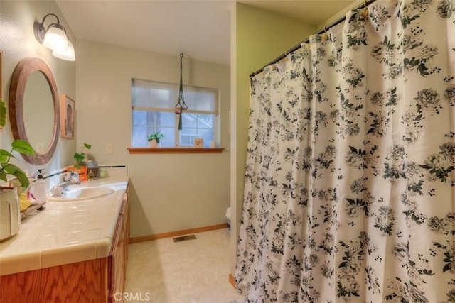 full bathroom with visible vents, a shower with shower curtain, baseboards, toilet, and vanity