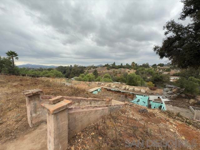 view of yard featuring a rural view