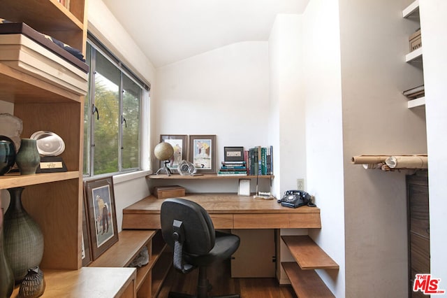 office area with wood-type flooring, built in desk, and vaulted ceiling