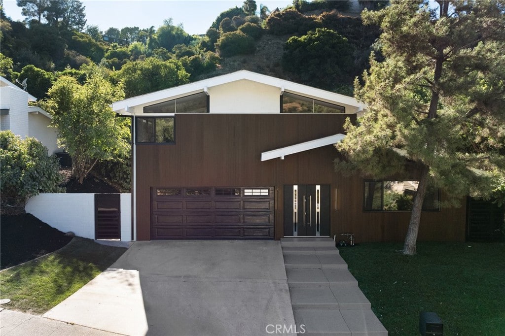 view of front of house featuring a front yard and a garage